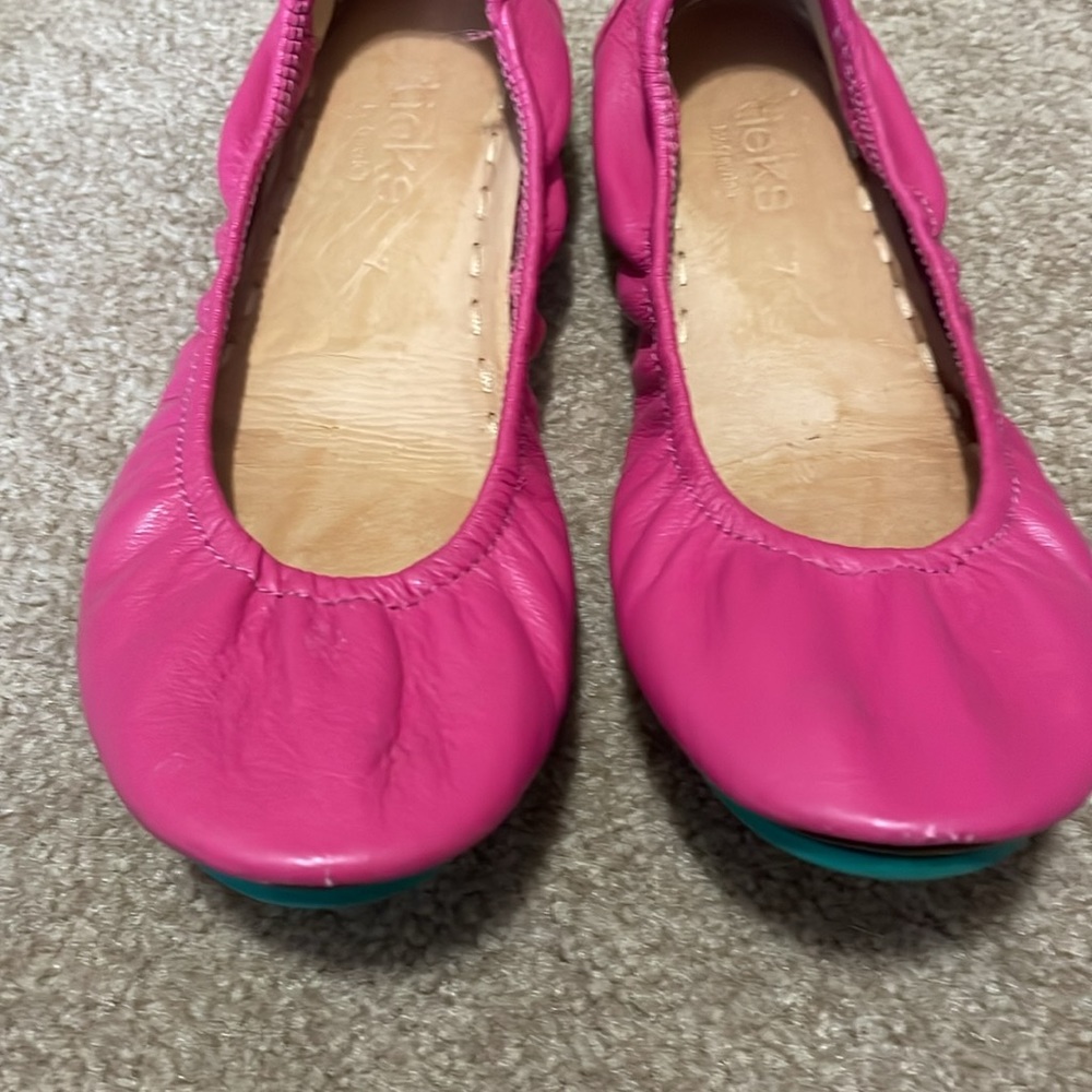 Size 7 Fuchsia Tieks - good used condition - Picture 5 of 6